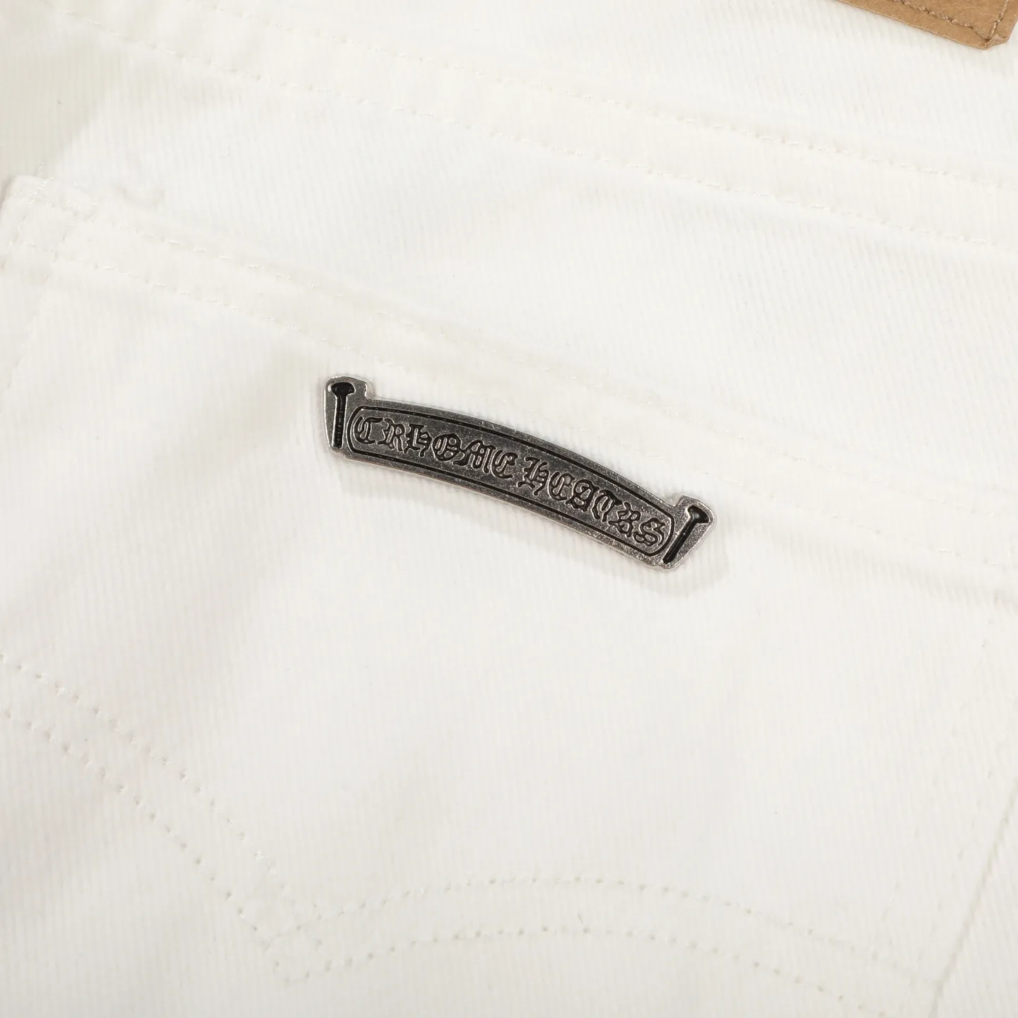 P250 Chrome Hearts CH Miami white and green limited edition cross patch leather jeans. Original purchased and printed. Really restores the ultimate texture of Vintage. Special Italian cowhide print and cut. Customized sheepskin three-layer thick line leather. The whole body is spliced in heavy water washing process. Craftsmen hand-splash ink. You can see the details. Three-dimensional cutting version. Loose and comfortable. Not picky on the figure. Makes you taller and slimmer. Factory Seiko. Original quality control. Same style for men and women. Can be matched with couples. Versatile recommendation. Necessary jeans for all seasons Color: white and green Size: S-XL (corresponding to 28-34)